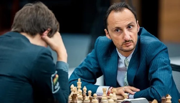 48-годишният русенец надигра руснака Алексеенко с черните фигури, а след това с белите направи реми с испанеца Латаса 48-годишният русенец надигра руснака Алексеенко с черните фигури, а след това с белите направи реми с испанеца Латаса