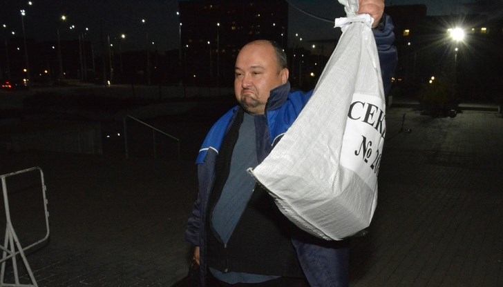 Първите чували с бюлетини от големите секционни избирателни комисии пристигнаха в "Арена Русе"