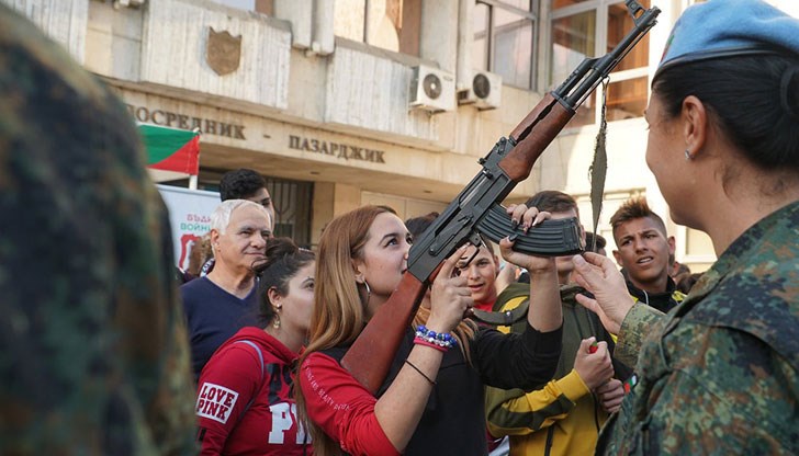 Правителството одобри Наредба за въвеждането на военно обучение