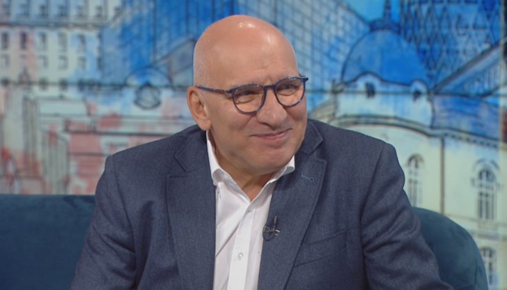 Ние не можем да увеличаваме данъците и да сипваме вода в кацата без дъно, коментира икономистът