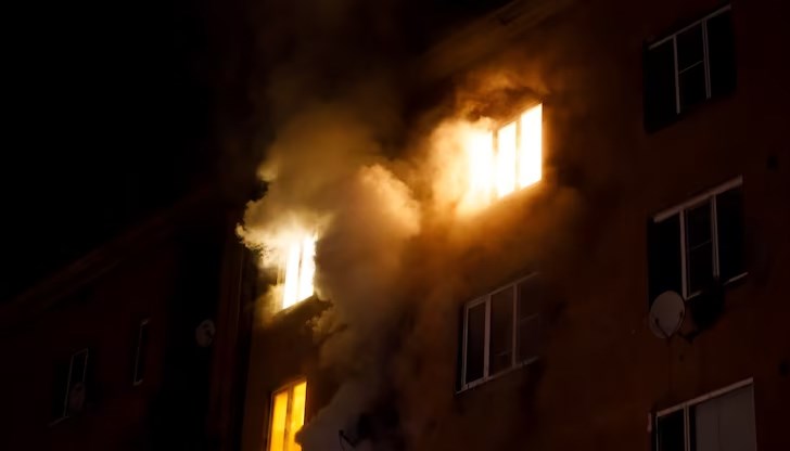 Огнеборците са извели тримата от апартамента, след като вдишали отровните газове /снимката е илюстративна/