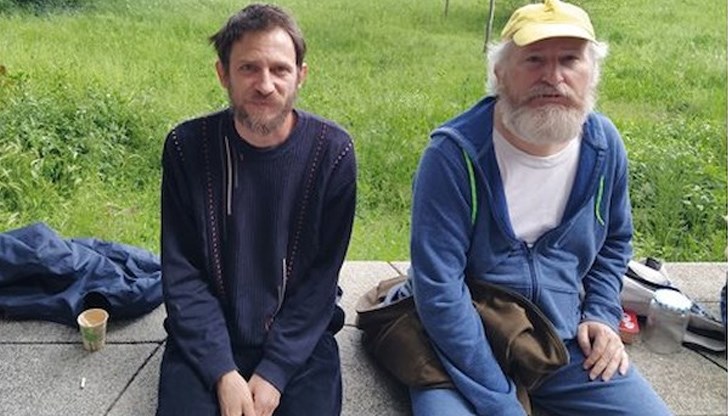 44-годишният Боян Граховски (вляво) дойде на импровизирания протест в защита на Галя пред Психодиспансера в Пловдив