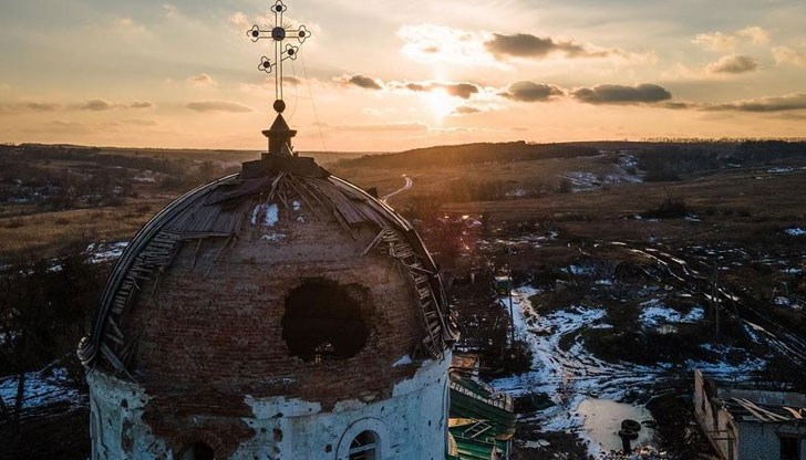 Най-малко 15 души загинаха при руски удар по жилищна сграда в град Словянск
