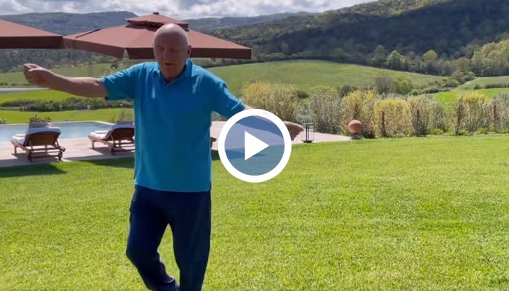 Актьорът демонстрира, че все още е пластичен и подвижен