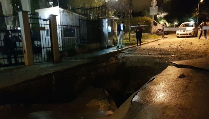 По първоначална информация пропадането е заради голям водопровод на улицата, който се е скъсал По първоначална информация пропадането е заради голям водопровод на улицата, който се е скъсал