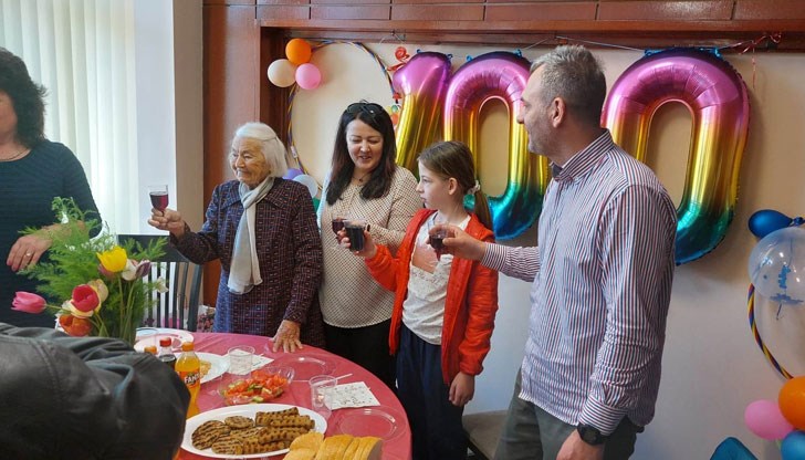Пенчо Милков също поздрави столетницата Ирина Христова