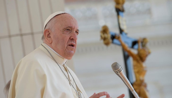 Папата бе изписан от болница след тридневен престой