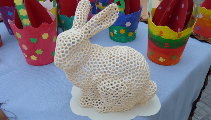 Вниманието на всички привлече красивият ажурен заек, изработен на 3-D принтер от ученици специалност „Интериорен дизайн“