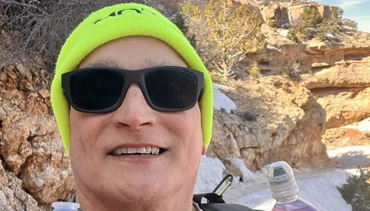 Мъж оцеля, след като е бил до кръста в гърлото на два хипопотама Мъж оцеля, след като е бил до кръста в гърлото на два хипопотама