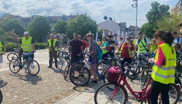 Сборният пункт е на площада пред Пантеона на възрожденците Сборният пункт е на площада пред Пантеона на възрожденците