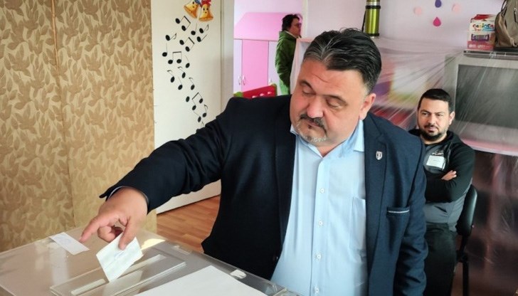 Водачът на листата на НДСВ в 19 МИР - Русе упражни правото си на вот с машина