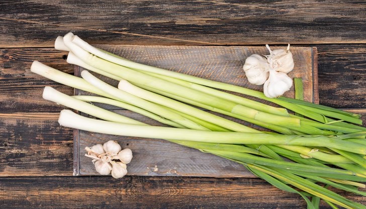 Зеленият чесън е много полезен за здравето ни поради своята богата хранителна стойност и биоактивни съставки