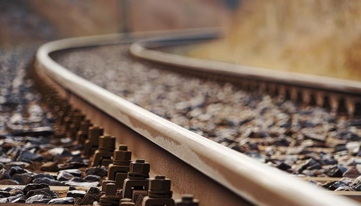 Автомобилът е навлязъл в жп прелез, въпреки че бариерата е била спусната