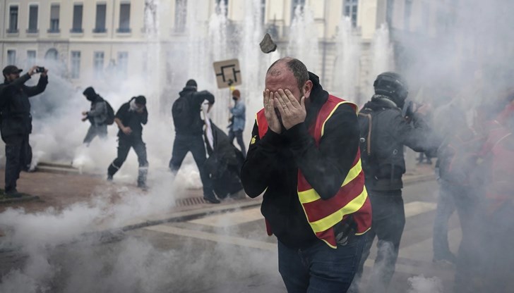 Полицаите използвали сълзотворен газ, за да отблъснат опит за пробиване на полицейския кордон