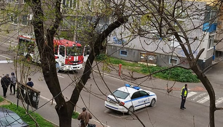 Заради пожар в двора на блок "Хризантема" улицата е била затворена в съботния следобед