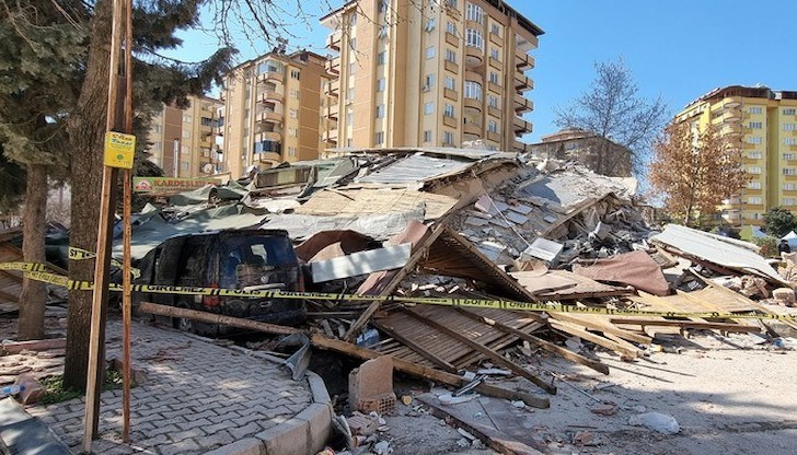 Щетите от природното бедствие надхвърлят 100 милиарда долара, съобщиха по-рано турските власти