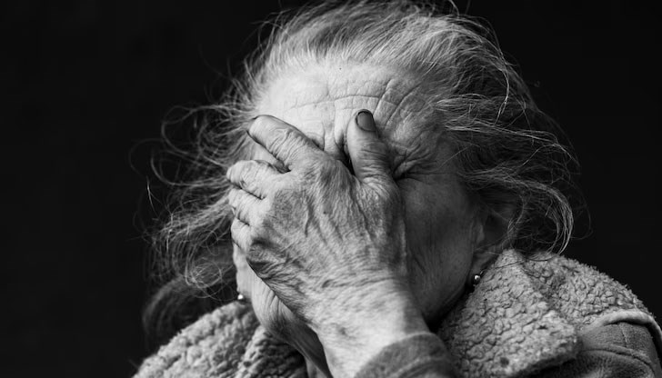 Парче от тротоарна плочка е ударило жената в лицето Парче от тротоарна плочка е ударило жената в лицето