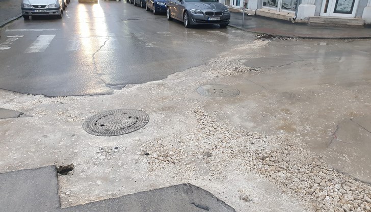 Борислав Пасев сигнализира за опасна дупка на улица "Николаевска" 5 в Русе