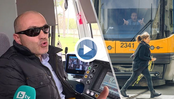 Снимката на забързана жена с върбови клонки пред потеглящ трамвай обиколи социалните мрежи