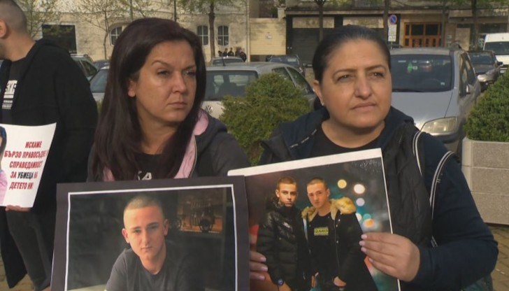 Близки на загинали при катастрофи се събраха тази сутрин пред Народното събрание Близки на загинали при катастрофи се събраха тази сутрин пред Народното събрание