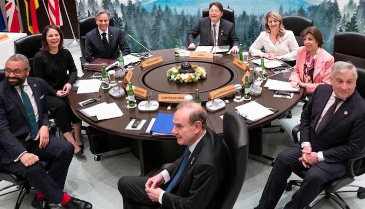 Висшите дипломати осъдиха руската заплаха да разположи ядрени оръжия в Беларус като "неприемлива" Висшите дипломати осъдиха руската заплаха да разположи ядрени оръжия в Беларус като "неприемлива"