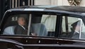 Освиркаха принц Андрю при напускането на Бъкингамския дворец