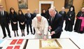 Росен Желязков подари на папа Франциск икона, извезана със златни и сребърни конци