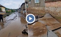 Четириметров воден стълб отнесе улици в Ореш