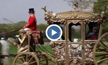 Стотици хора се повозиха из Лондон в реплика на кралската карета