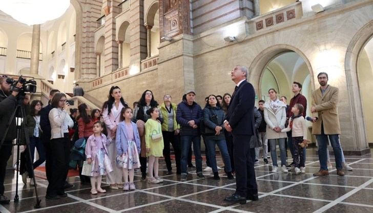 Премиерът Гълъб Донев посрещна първите гости