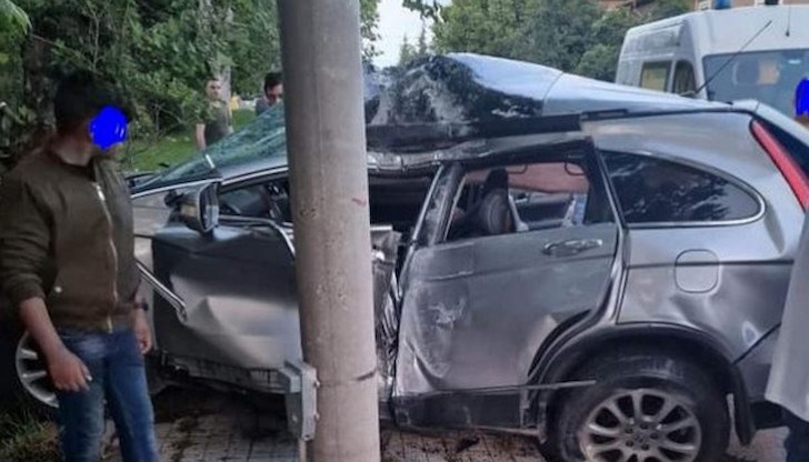 Дясната част на автомобила е помляна от сблъсъка Дясната част на автомобила е помляна от сблъсъка