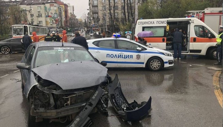 Момиче на 24 години и момче на 23 години загинаха при тежка катастрофа