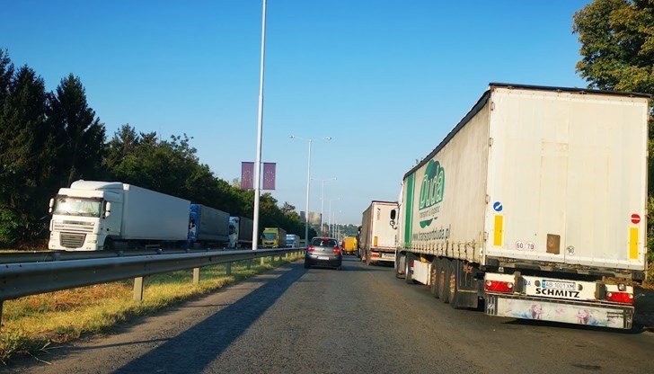 Трафикът е интензивен на изход за товарни автомобили