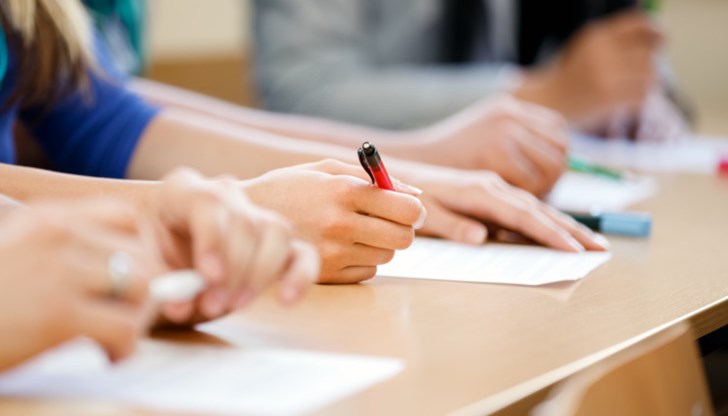 На втората задължителна матура по профилиращ предмет се явиха над 24 000 зрелостници На втората задължителна матура по профилиращ предмет се явиха над 24 000 зрелостници