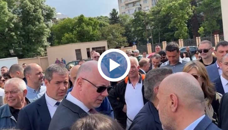 Скандират "Бойко! Бойко!", докато Бойко Борисов е на разпит в прокуратурата