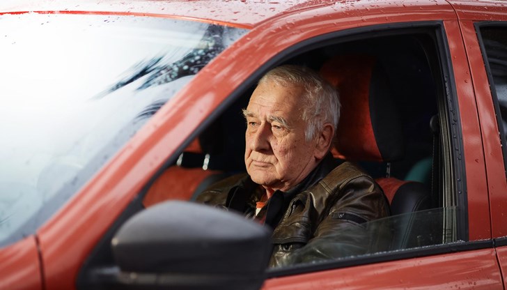 Новата максимална скорост по магистралите връща пенсионера във времената, когато е бил млад Новата максимална скорост по магистралите връща пенсионера във времената, когато е бил млад