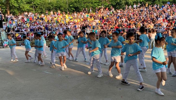 Пирати, феи и балерини, пилоти,  пожарникари, приказни герои и истински гълъби изпълниха сцената с много настроение