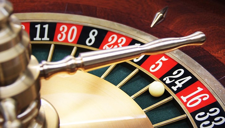 Основните казино игри като блекджек, зарове и рулетка имат няколко разновидности, които се използват в казина