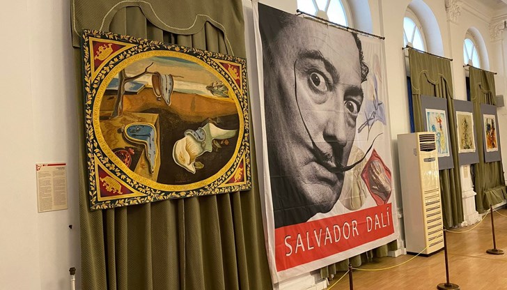 Втората изложба на испанския художник в Русе съдържа най-разнообразни артикули