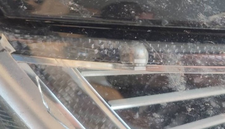 Снимката показва сачма, забита във фара на автомобила