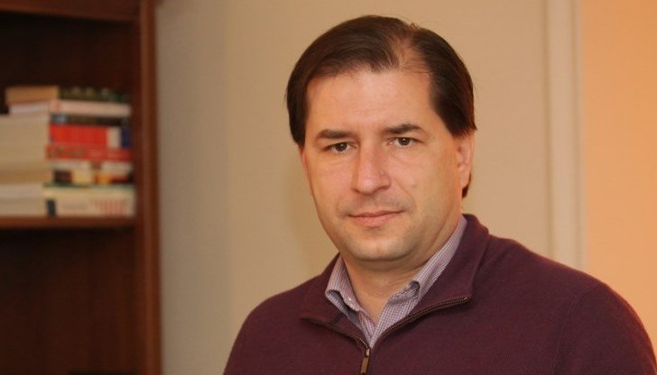 Големите проблеми на България няма да се решат с промени в Конституцията, защото нито един от тях не се дължи на нея, каза Цеков