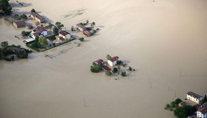 17 души загинаха, а десетки хиляди бяха принудени да напуснат домовете си заради наводненията