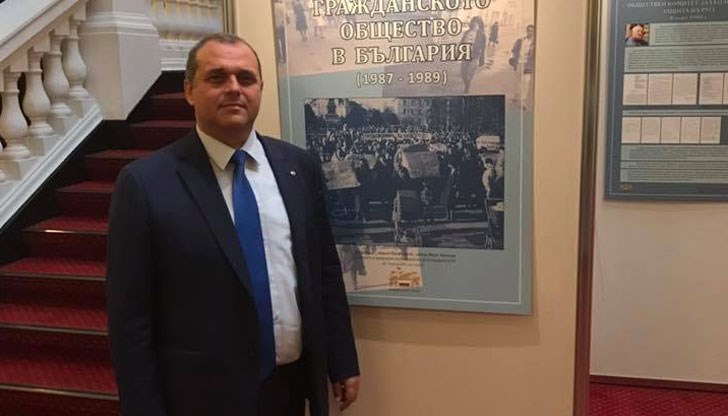 Страхът от Гешев и неговите разкрития ги превръща във васална структура на нео-либералите, пише Искрен Веселинов Страхът от Гешев и неговите разкрития ги превръща във васална структура на нео-либералите, пише Искрен Веселинов