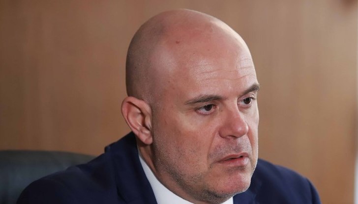 Няма законово задължение да бъда уведомяван при произнасяне на прокурорите, поясни Гешев