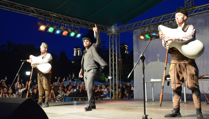 Рапърът завърши шоуто с песента 100 гайди в акомпанимент на живо с професионални гайдари