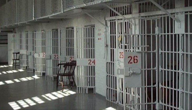 Кражбата е на стойност от 32,34 лева, но тъй като е извършена при условията на опасен рецидив, пловдивчанинът получава ефективна присъда