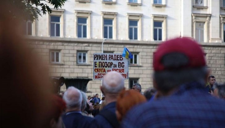 Демонстрантите веят български знамена, знамето на ЕС, както и украинския флаг