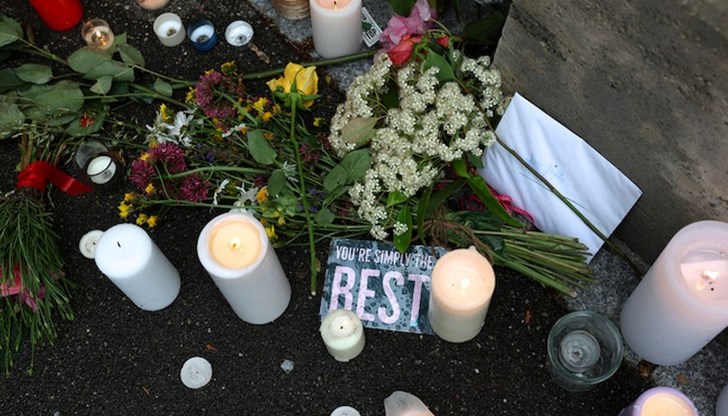 Почитатели се струпват пред дома ѝ в Швейцария и оставят цветя и свещи