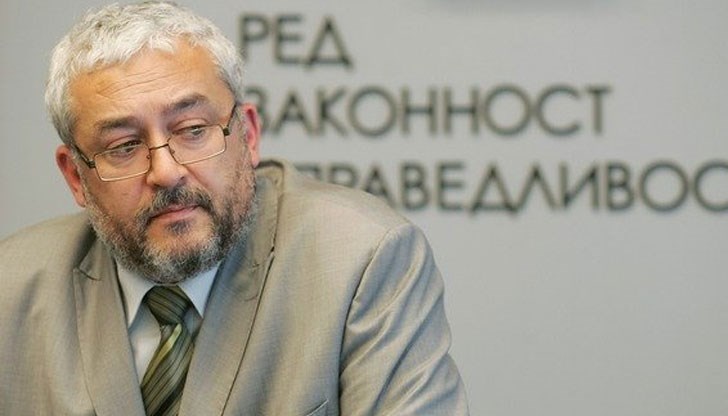 Правителството му е нужно на всяка цена затова и жертва "топ" /Каскета/, за да активира "царицата" /девойката от Хаджидимово/