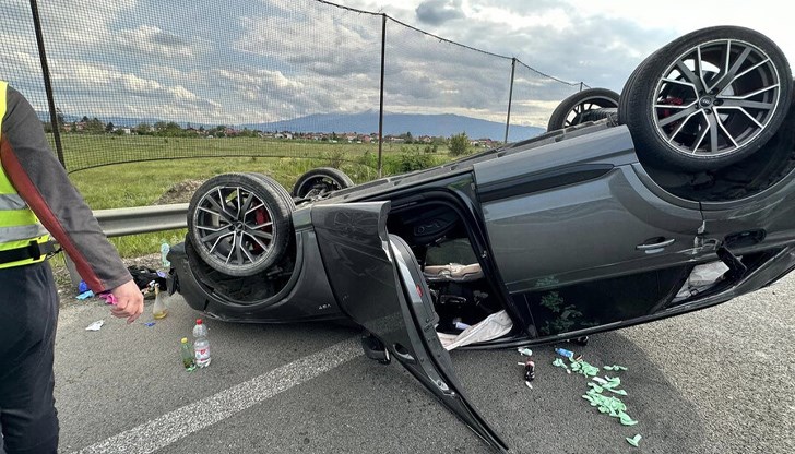 Около колата има голямо количество балони и вещества в бутилка